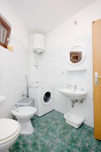 Apartments with a parking space Vis - 8883