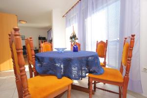 Apartments with a parking space Vis - 8883