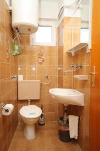 Apartments with a parking space Komiza, Vis - 8866