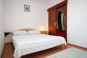 Apartments with a parking space Vis 8938