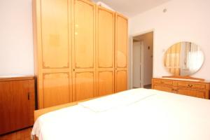 Apartments by the sea Vis - 8906