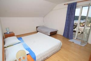 Apartments with a parking space Vis - 8924