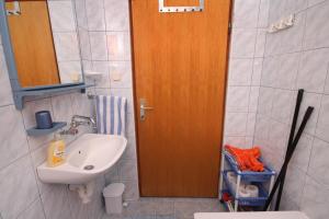 Apartments by the sea Rogoznica - 9127