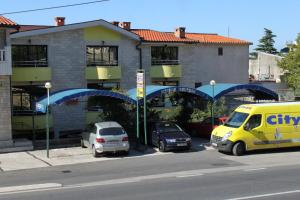 Apartments and rooms with parking space Makarska - 9128