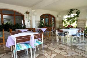 Apartments and rooms with parking space Makarska - 9128