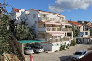 Seaside apartments with a swimming pool Zavalatica, Korcula - 9150