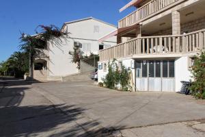 Seaside apartments with a swimming pool Zavalatica, Korcula - 9150