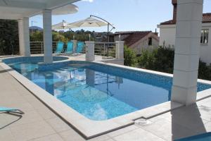 Seaside apartments with a swimming pool Zavalatica, Korcula - 9150