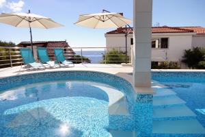 Seaside apartments with a swimming pool Zavalatica, Korcula - 9150