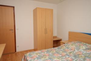 Seaside apartments with a swimming pool Zavalatica, Korcula - 9150