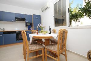 Seaside apartments with a swimming pool Zavalatica, Korcula - 9150