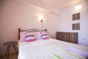 Apartments by the sea Vis - 8930