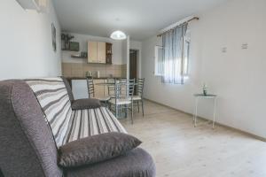 Apartments with a parking space Rukavac, Vis - 8898