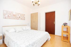 Apartments by the sea Marina, Trogir - 9035