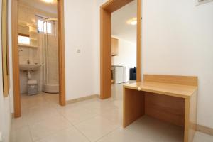 Seaside apartments with a swimming pool Zavalatica, Korcula - 9151