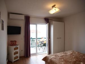 Apartments with parking space Makarska - 9129
