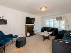 Pass the Keys Reading Luxurious Spacious Villa with Conservatory - 桑宁