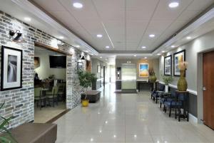 Days Inn & Suites by Wyndham Savannah North I-95