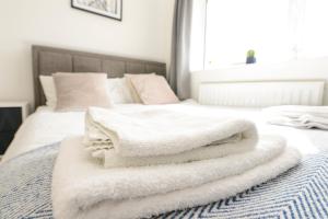 Alderton House - Spacious 3 Bed with Parking