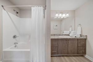 Downtown Luxury Apartment with King Bed