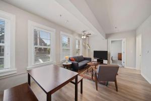 Downtown Luxury Apartment with King Bed