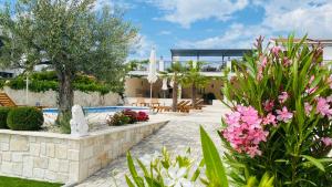 Villa Ludilo mit 4 Apartments in Poljica - Marina bei Trogir Split