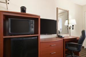 King Room - Non-Smoking room in Days Inn by Wyndham Champaign/Urbana