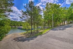 Bright Ozarks Condo with Balcony and Lake Views!