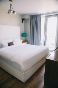 Superior Queen Room with Balcony room in McCarren Hotel & Pool