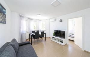 Stunning Apartment In Kastel Luksic