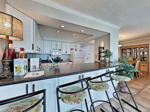 Sabine Yacht & Racquet #5E