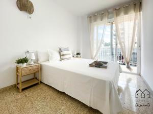 Maravillosas vistas a la bonita playa de Campello.