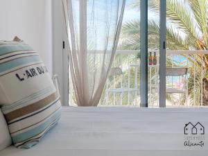 Maravillosas vistas a la bonita playa de Campello.