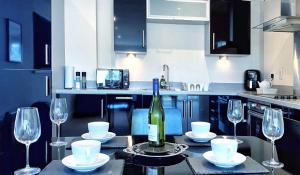 Artistic and luxurious APT with Sea view. Beach side