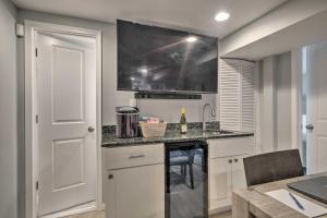 6 Mi to National Mall Modern DC Apartment!