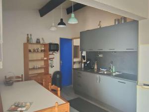 Appartement T3 avec balcon et parking, accès piscine, espaces sportifs - FR-1-195-96