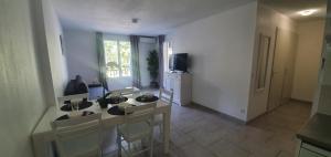 Appartements Le Baou Beni - Piscine, Climatisation & Parking : photos des chambres