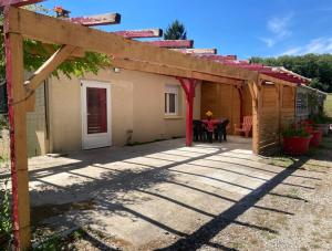 Appartement indépendant, terrasse couverte, rouge