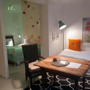 Fassbinder Klause mit Mini-Terrasse