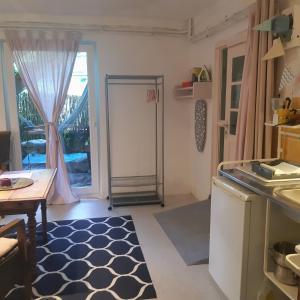 Fassbinder Klause mit Mini-Terrasse