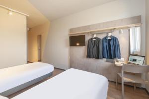 Hotels Ibis Budget Mont De Marsan : Chambre Familiale avec 1 Lit Double et 1 Lit Simple