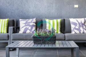 ZEN ARCTIC Luxury 2-Story THouse + Pool & Markets