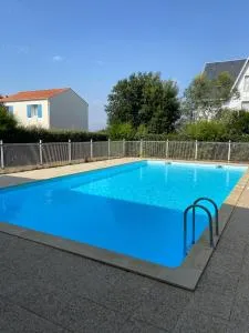T2 en résidence avec piscine proche île madame et océan - فورا