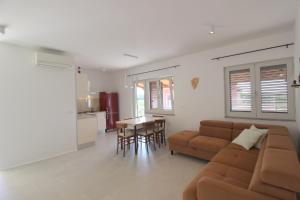 MILAN A4, 50 m from the beach