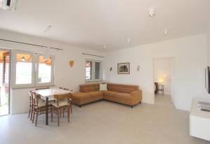 MILAN A4, 50 m from the beach