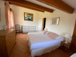 FERME DU MOULIN ROUX- 2 superbes appartements- 2cbres chacun- classe 3 etoiles, climatises : photos des chambres