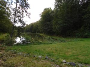 Deux étangs poissonneux au milieu des bois avec gîte moderne, la halte des deux lacs