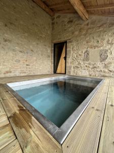 Maisons de vacances Les Fermes de Manat gite romantique avec piscine balneo et sauna : photos des chambres