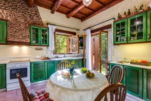 Ifigenia Lux MAISONETTE in oldtown and Villas in theriso vilage 14 km outside of chania