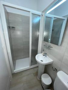 Twin Room with Private Bathroom room in Hostal San Martin